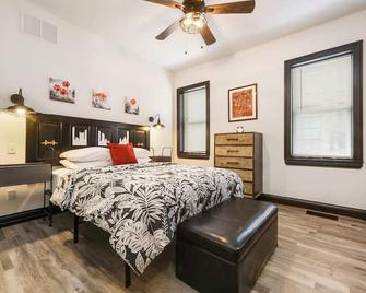 Brand New Prime Location Exposed Brick Beauty! - Pittsburgh - Bedroom