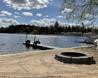 Lakefront 3 Bedroom Cottage On Chain Of Lakes Private Sandy Beach, Pet Friendly - Harrison - Pool