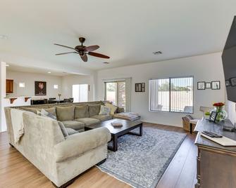 Spacious Surprise Home with Outdoor Pool and Game Room - Surprise - Salon