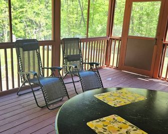 Charming 3-bedroom cottage in Oxford with WiFi and AC close to Wisconson Dells - Oxford - Balcón