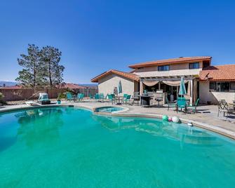 Spacious Apple Valley Home with Pool and Yard! - Apple Valley - Piscina