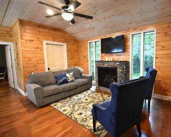 Cozy cabin, 1.5 miles to downtown McCaysville; shops/restaurants & Toccoa River - Blue Ridge - Huiskamer