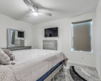 Dream Home Gym, 85' Tvs, 5br/4ba - Princeton - Bedroom