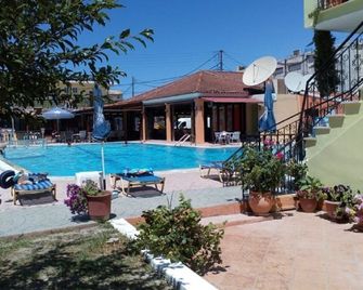 Amadeus Hawaii Apartments & Studios - Sidari - Pool