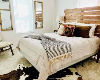 3BR, 1.5BA with covered parking minutes from downtown. - Hico - Habitación