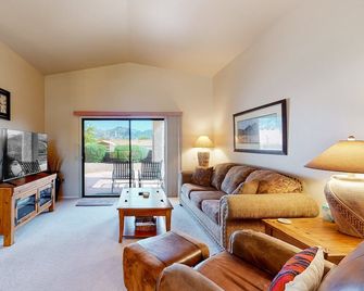 Radiant desert stay with pool and tennis access - mountain views, dogs ok - Oro Valley - Huiskamer