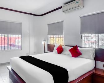 Monte Salerno Hotel & Suites - Montemorelos - Bedroom