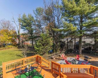 Spacious 5-bedroom Pineapple House in wonderful Pikesville/10PPL/Pets/ WiFi - Pikesville - Balcony