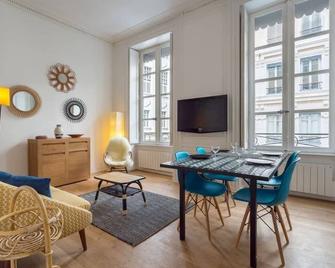 Patchwork - Furnished apartment - Downtown Lyon - Lyon - Dining room