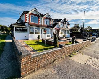 Acorn Lodge Gatwick - הורלי - בניין