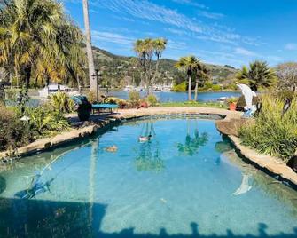 Tranquil Waterfront Retreat Haven - Santa Venetia - Pool