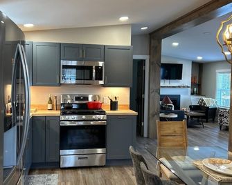 Newly Renovated 2-bedroom cottage in Colchester with Beach Access, WiFi, AC - Colchester - Kuchnia