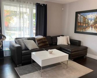 Beautiful Vacation Or Relocation Home In Scarborough - Toronto - Vardagsrum