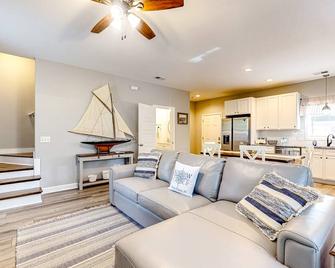 Modern cottage with all-new interior, patio, AC, & W/D - near beaches & golf - Johns Island - Living room