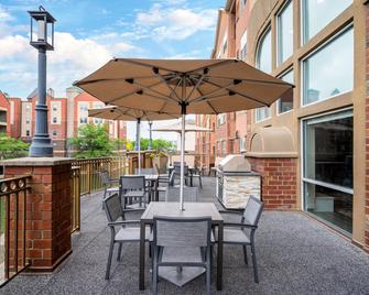 Residence Inn by Marriott Indianapolis Downtown on the Canal - Indianápolis - Patio