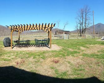 Peaks of Otter Winery and Orchards - Bedford - Innenhof