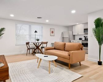 The Silo 5- 1 Bd Urban Haven - Morton - Living room