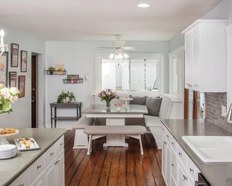 Stunning Luxury Estate on the Lake • Includes Pontoon Boat • Sleeps 30 - Valparaiso - Essbereich