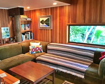 Kawau Island Treehouse and Waterfront Holiday Home - Kawau Island - Lounge