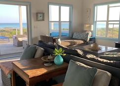 Private Beachfront Home-Spectacular Views, Large Deck. - Spanish Wells - Stue