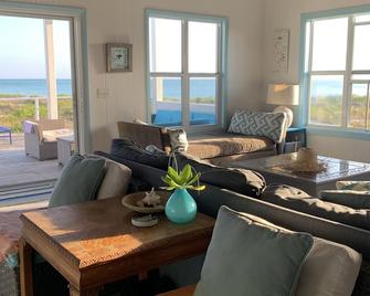 Private Beachfront Home-Spectacular Views, Large Deck. - Spanish Wells - Living room