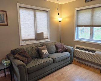 The House in the Holla at the foot of Shenandoah National Park - Stanardsville - Living room