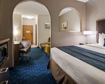 Best Western Plus Tulsa Inn & Suites - טולסה - חדר שינה