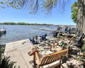 Sandy Pond Lake House | Pets | Tiki Bar | Fire Pit - Pulaski - Binnenhof