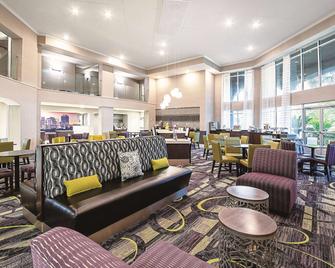 La Quinta Inn & Suites by Wyndham Austin Airport - Austin - Lounge