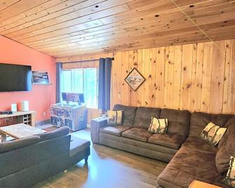 Little Horn Lodge w/bunk room near Lake Superior centrally located too explore! - Hancock - Living room