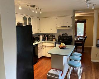 Top floor suite - Saint Albert - Kitchen