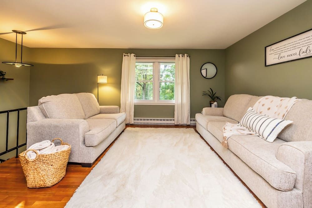 Comfortable Split Level with Hot Tub, High Speed Internet