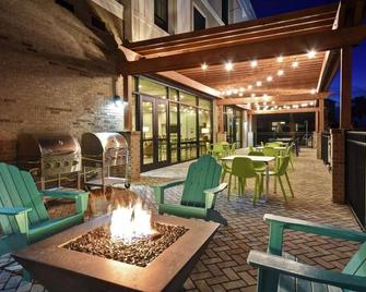 Modern Comfort with Kitchen! Outdoor Pool, Free Breakfast, Pets Allowed! - Jekyll Island - Terasa