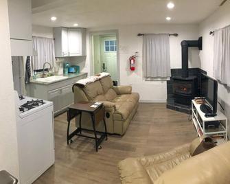 Teakettle Kottage - Columbia Falls - Living room