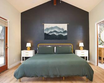 Luxurious 4br 3ba With Private Relaxing Pool - San Antonio - Bedroom