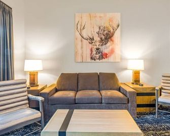 Commodious Club Wyndham Glacier Canyon, 3 Bedroom Deluxe Suite, Explore Wisconsin's Delectable Restaurants - Lake Delton - Living room