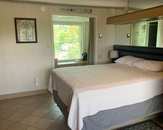 Waterway Getaway at Wrightsville Beach - Wilmington - Bedroom