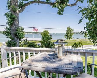 Charming Lake House, Lake View, Private Pier, Bugaboo Bar and Water Sports! - Cedar Lake - Balcony