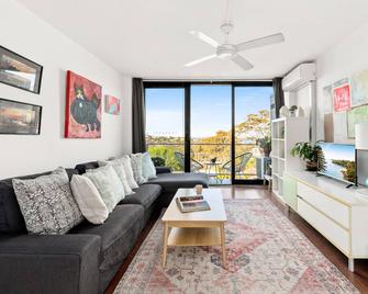 Treetop Retreat Five Minute Stroll To The Beach - Bondi - Living room