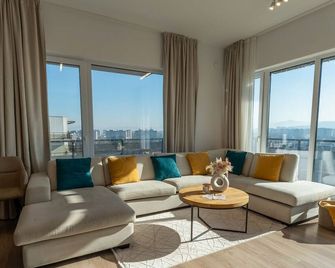 Luxury Penthouse 11th Floor Mountain View Large Terrace Floor Heating New Building Board Games Self Check-in Shopping Center 360 Tour Free Parking - בראסוב - סלון