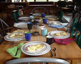 Larkspur Lodge - Historical Home in Hillcrest Mines-Crowsnest Pass Alberta - Crowsnest Pass - Restaurant