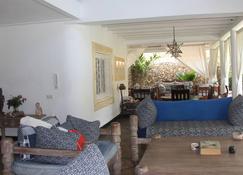 Cozy Holiday Home to Let.book to enjoy with your Family,Friends or for business - Lamu - Wohnzimmer