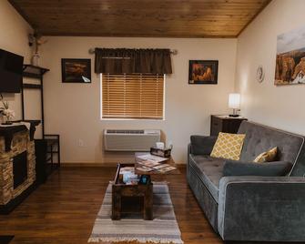Quaint and spacious cabin in the heart of Bryce Canyon Country - Cannonville - Sala de estar