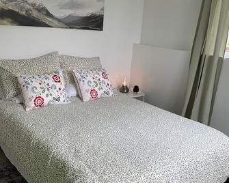 1928 Character home in heart of Stewart - Stewart - Habitación