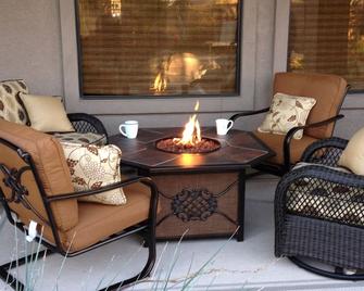 Luxury Custom Home Near Superstition Springs Golf Course w/Heated Pool - Gilbert - Living room
