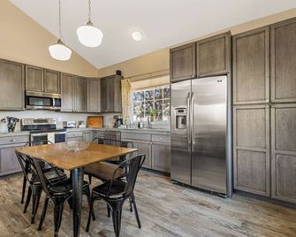 Expansive Yard and Stylish Interiors - Charming Tranquil Retreat - Flagstaff - Cocina