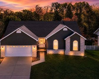 5br Pool Oasis | Firepit & Group Retreat - Wentzville - Gebouw