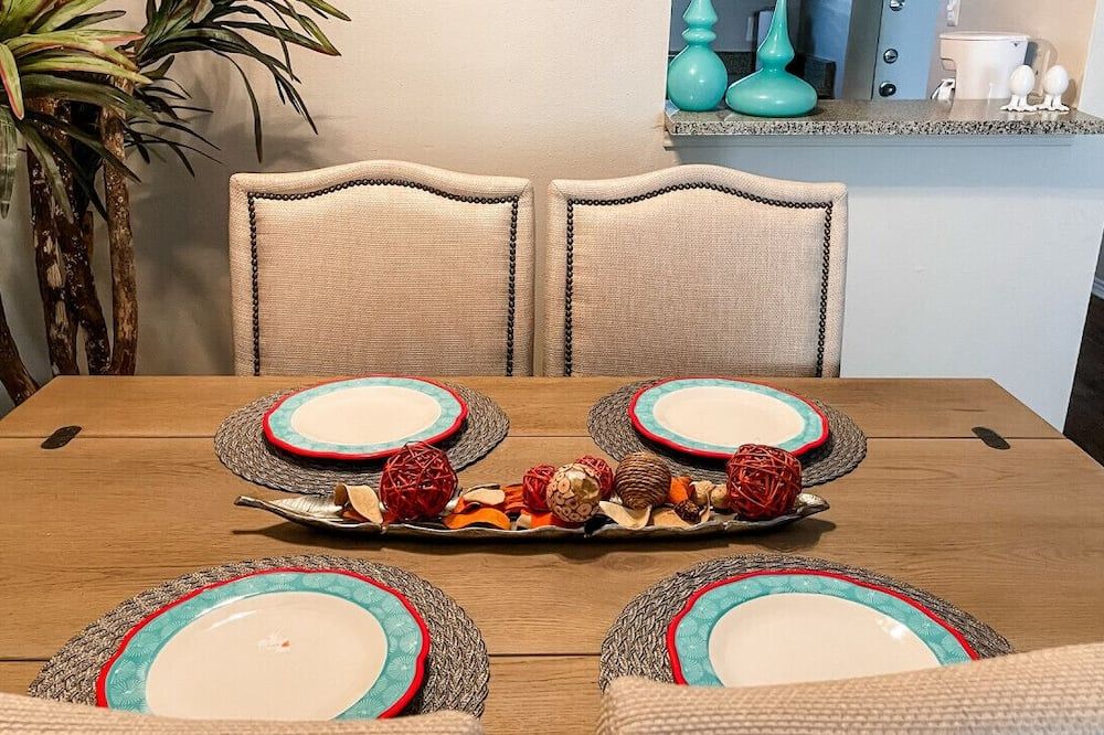 Vibrant Relaxing Retreat Fully Stocked Apartment - Robstown - Comedor