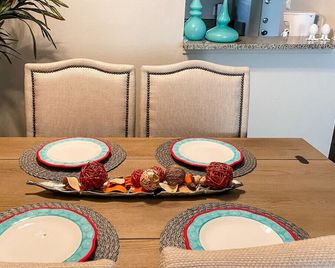 Vibrant Relaxing Retreat Fully Stocked Apartment - Robstown - Comedor