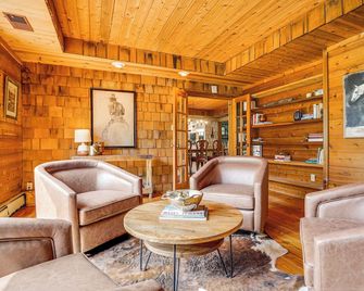 Picturesque Lake Elmo Cottage With Fire - Lake Elmo - Living room